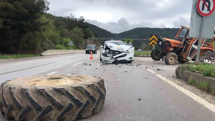 Amasya’da Traktör İle Otomobil Çarpıştı, 3 Yaralı