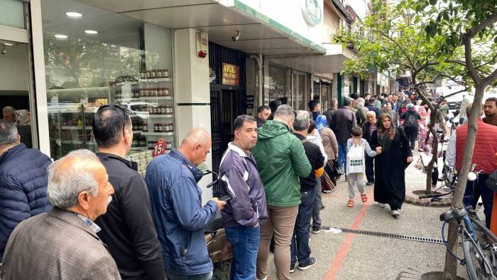 Aydın’da Uzun Tatlı Kuyrukları Oluştu