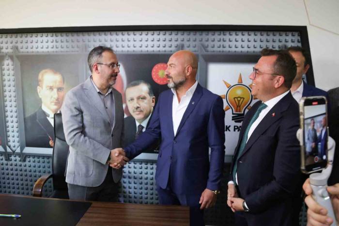 Emekli Olan İtfaiyeciye Ak Parti Rozetini Bakan Kasapoğlu Taktı