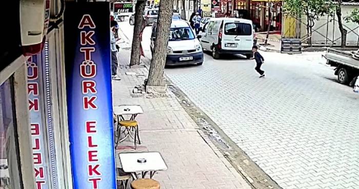 Balıkesir’de 7 Yaşındaki Çocuğun Aracın Altında Kaldığı Kaza Kamerada