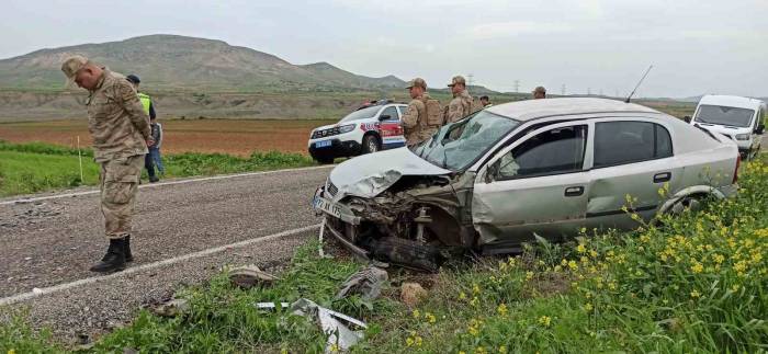 Gercüş’te İki Otomobil Kafa Kafaya Çarpıştı: 6 Yaralı