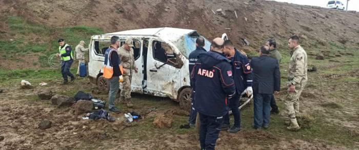 Sağlık Personelini Taşıyan Minibüs Şarampole Yuvarlandı: 13 Yaralı