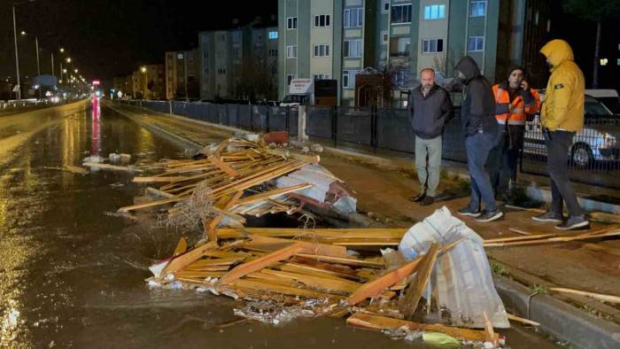 Tatvan’da Fırtına Bina Çatısını Uçurdu, 4 Araç Hasar Gördü