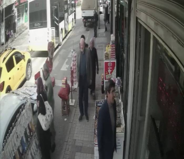 Dalgın Şoför Yaşlı Kadına Böyle Çarptı