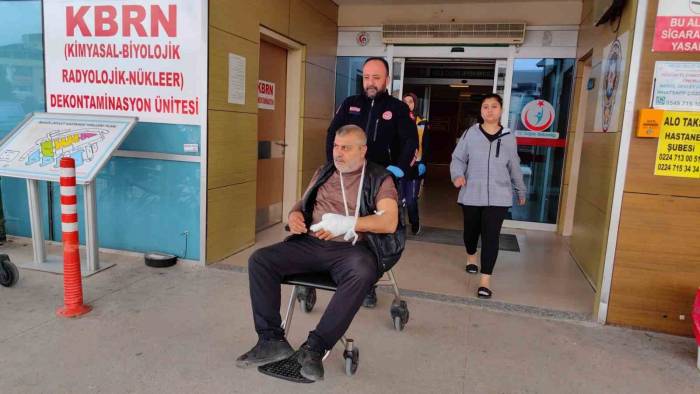 Yolda Yürürken Hem Tüfekle Hemde Tabancayla Vuruldu