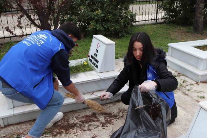 Gençler Şehitlikleri Temizledi