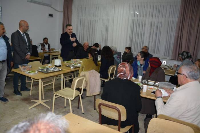 Kaymakam Odabaş, Depremzede Vatandaşların İftar Sofrasına Misafir Oldu