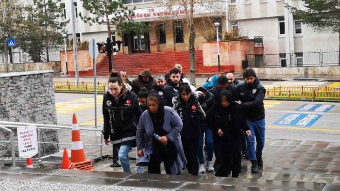 Erzurum’da Saç Sprey Tüplerine Saklanmış Uyuşturucu Ele Geçirildi