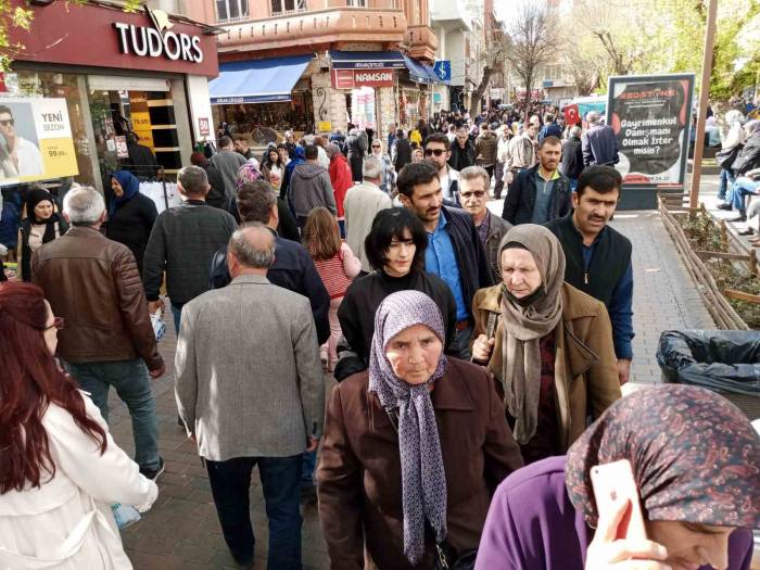 Çarşı Sokakları Doldu Taştı