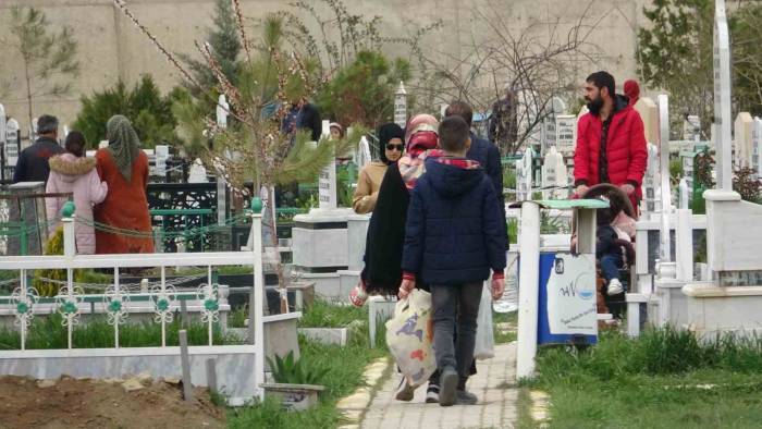 Van’da Arefe Günü Şehitlik Ve Mezarlıklar Doldu Taştı