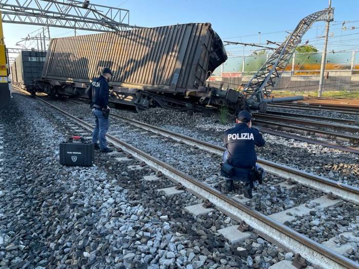 İtalya’da Yük Treni Raydan Çıktı