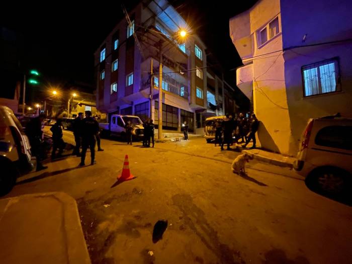 İzmir’de Bıçaklı Kavga: 1’i Ağır 2 Yaralı