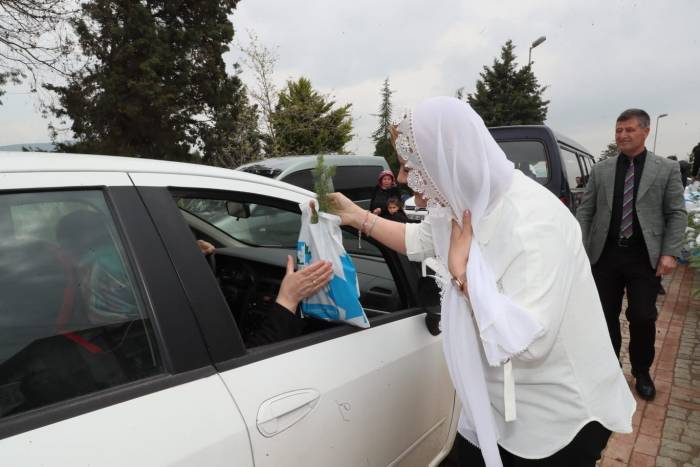 Başkan Hürriyet, Kabristan Ziyareti Yapan Vatandaşlara Çam Fidesi Dağıttı