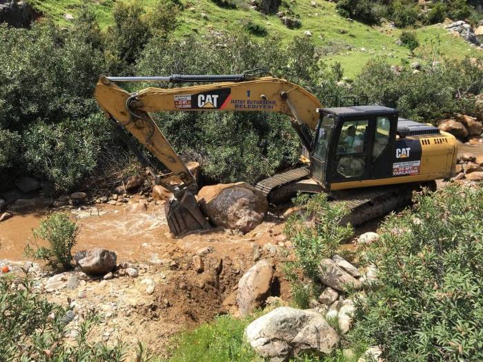 Asırlık Çayın Deprem Sonrası Yer Altına Girmesi Böyle Görüntülendi
