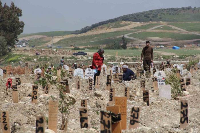 Hatay’da Bayram Öncesinde Mezarlıklarda Büyük Hüzün