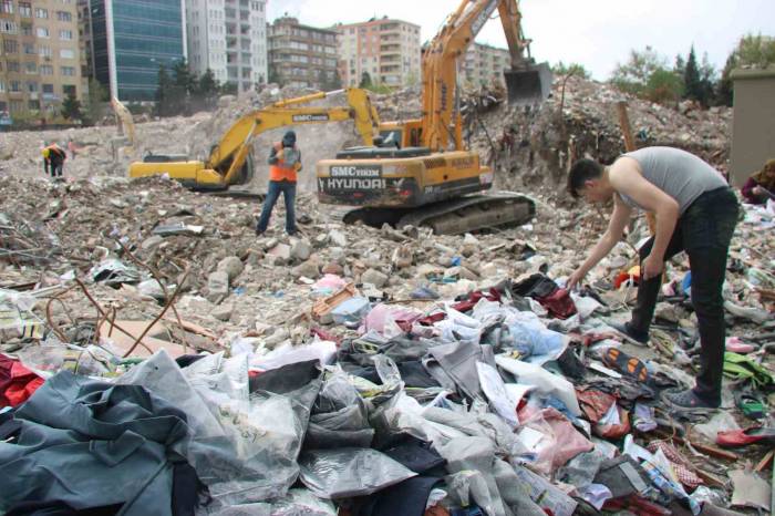 Galeri İş Merkezi Enkazında Kalan 3 Milyon Değerindeki İş Kıyafetleri Hak Sahibi Tarafından Toplandı