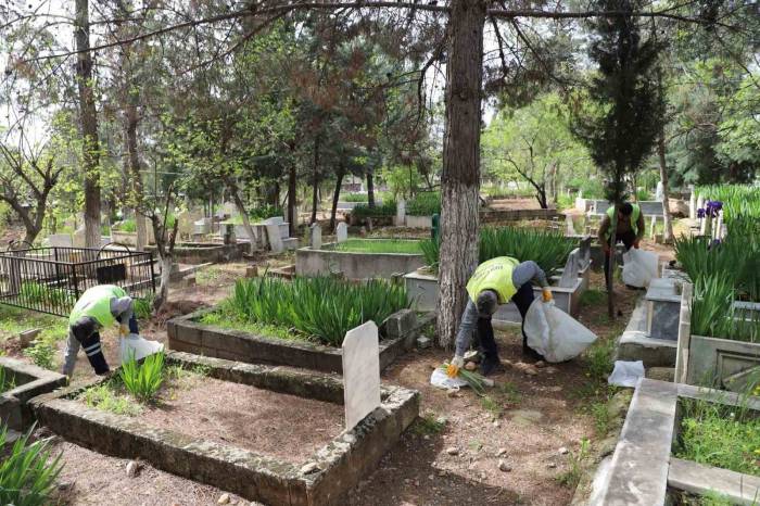 Kahta’da Bayram Öncesinde Mezarlar Temizlendi
