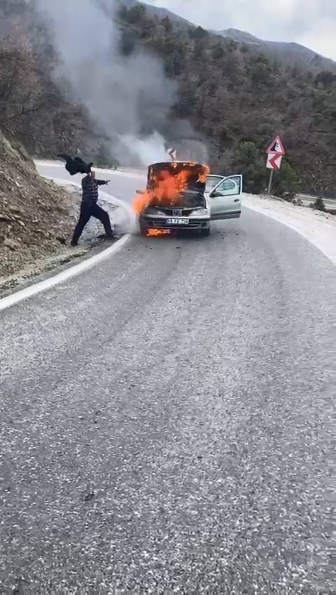 Alev Alev Yanan Otomobili Ceketi İle Söndürmeye Çalıştı, İmdadına Diğer Sürücüler Yetişti