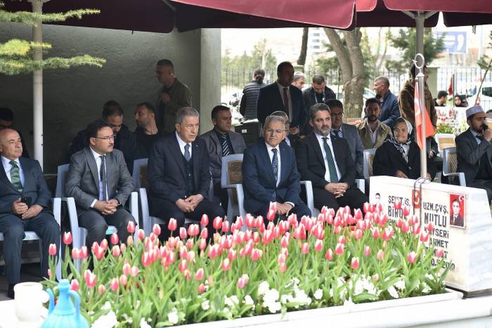 Bakan Akar, Vali Çiçek Ve Başkan Büyükkılıç’tan Şehitlik Ziyareti