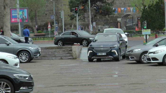 Bakan Akar’dan Togg’lu Bayramlaşma
