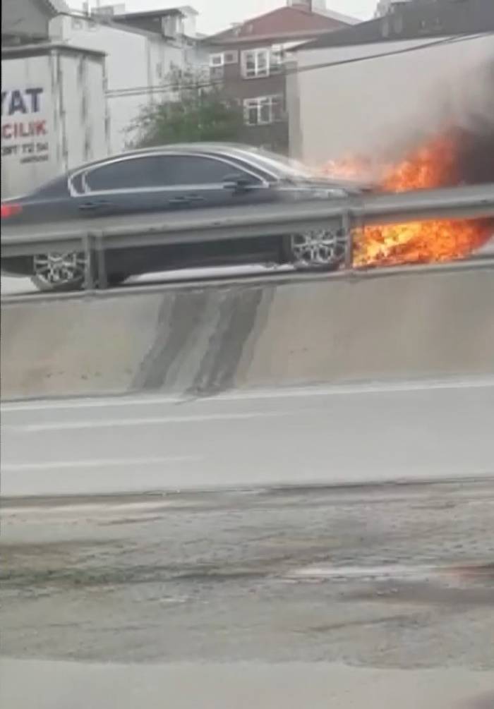 Seyir Halindeki Otomobil Alev Alev Yandı