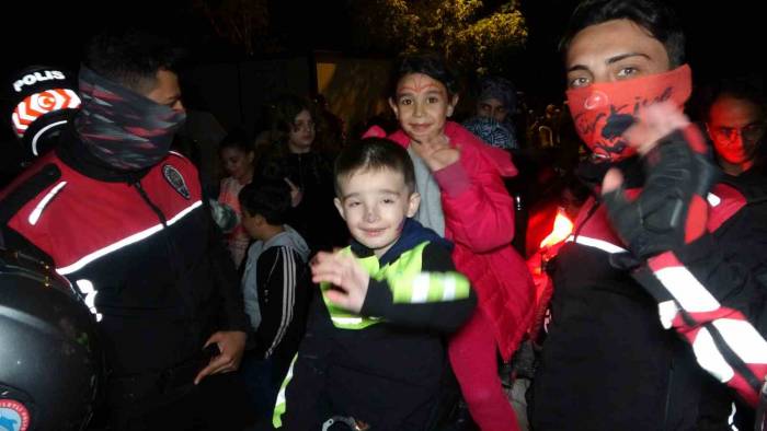 ‘yunus’ Timleri Depremzede Çocuklara Moral Oluyor