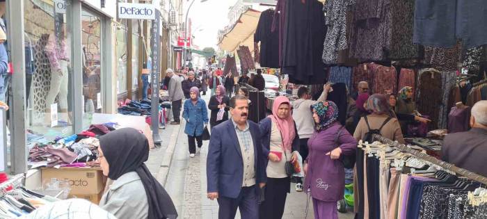 Gördes’te Bayram Alışverişi Esnafın Yüzünü Güldürdü