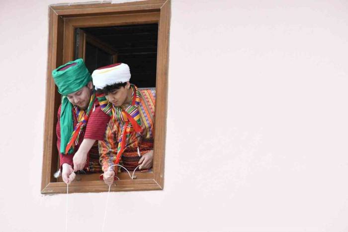 700 Yıllık Osmanlı Geleneğini Yaşatmak İçin Minareden Şeker Sarkıttılar