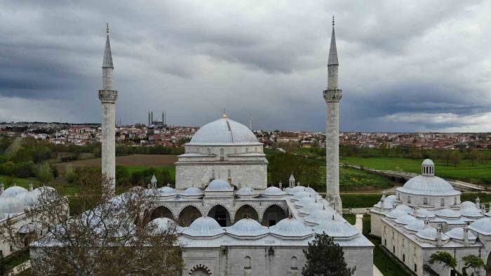 Edirne’de Sultan 2. Bayezid Külliyesi Ziyaretçilerin İlgisini Çekiyor
