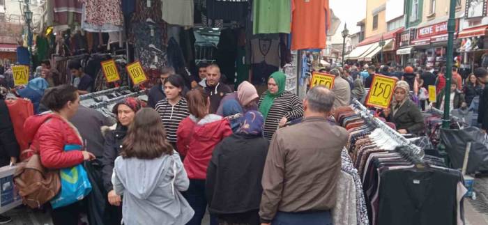 Kadın Kıyafetleri Satan Mağazalarda Alışveriş Yoğunluğu Daha Fazla