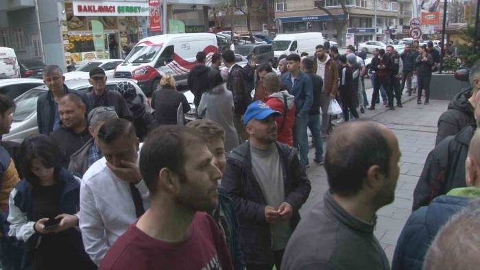 Ankara’daki Baklavacılarda Bayram Öncesi Metrelerce Kuyruk Oluştu
