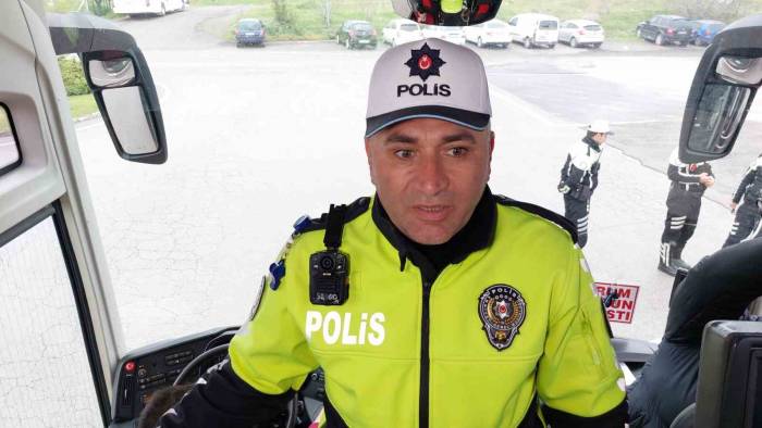 Polisten Bayramda Yola Çıkan Otobüslerdeki Yolculara "emniyet Kemeri Takın" Uyarısı