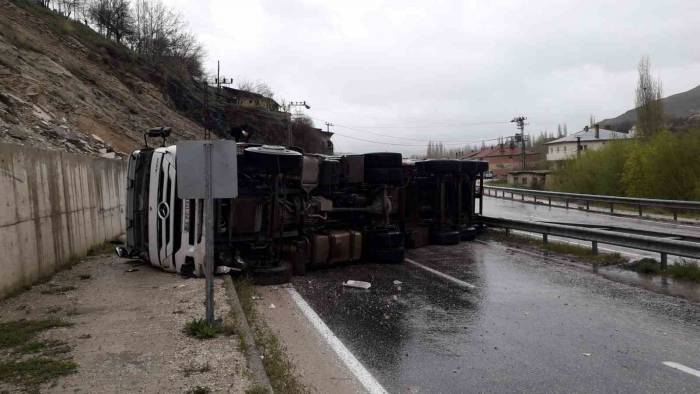 Devrilen Tırın Sürücüsü Yaralandı