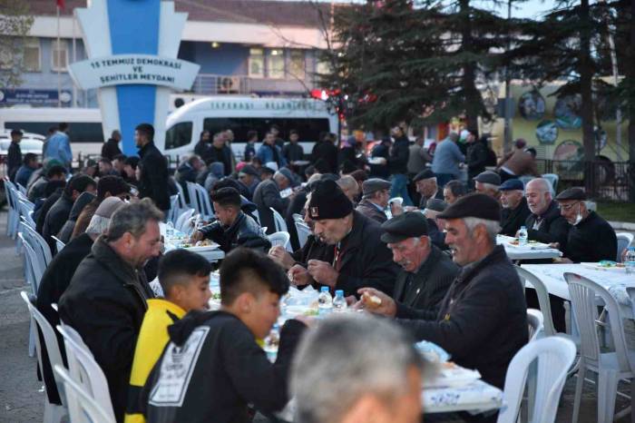 Başkan Ataç, Alpu’da Vatandaşlarla İftar Yaptı