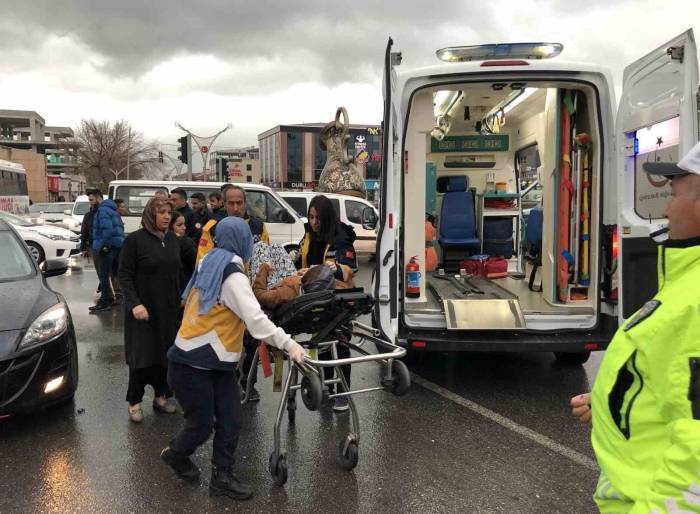 Trafikte Tartıştığı Kadın Sürücüyü Darp Eden Kişi Vatandaşlar Tarafından Linç Edilmek İstendi