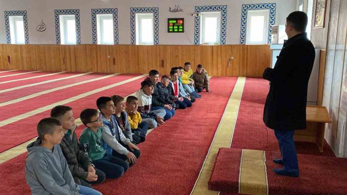 Camilere Gelen Öğrencilere Bayram Harçlığı