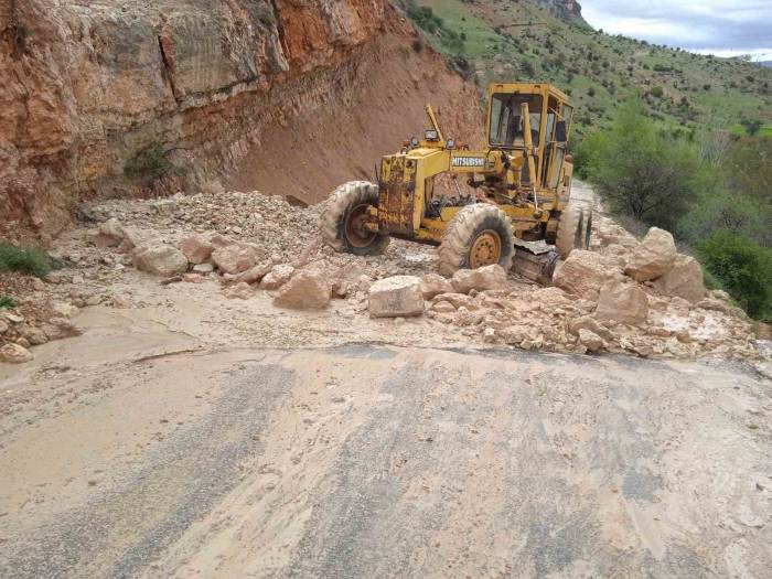 Çemişgezek’te Heyelandan Dolayı Kapanan Yol Açıldı