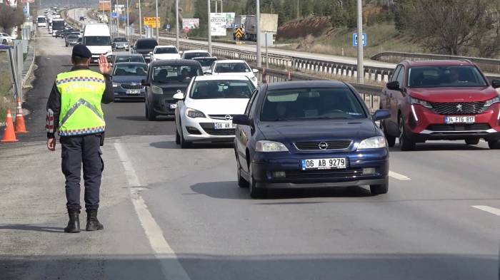 Tatilciler Yollara Akın Etti, 43 İlin Geçiş Güzergahında Trafik Yoğunluğu