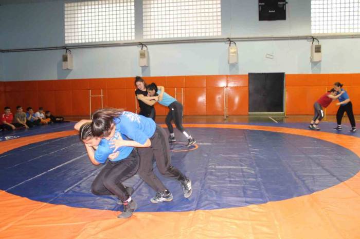 Kadın Güreşçilerin Hedefi Avrupa’da Türk Bayrağını Dalgalandırmak