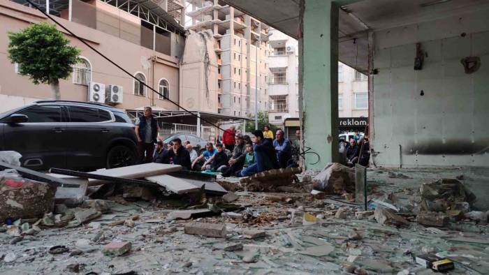 Bayram Namazını Yıkılması İçin Boşaltılan Orta Hasarlı Binanın Altında Kıldılar