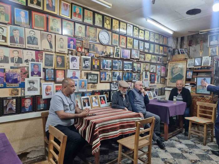 Ölüler Kıraathanesi’nde Buruk Bayramlaşma