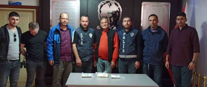 Çocuğunun Eğitimi İçin Biriktirdiği Parasını Polis Teslim Etti