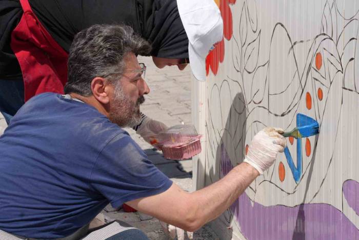 Çocuklar Ato’nun İskenderun’da Kurduğu Prefabrik Yaşam Alanını Duvar Resimleriyle Canlandırdı