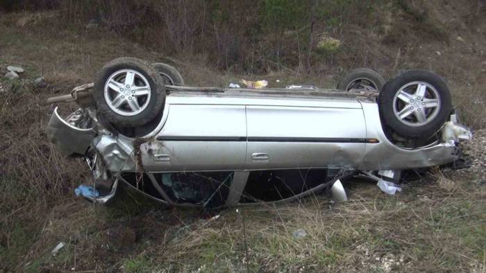 Bayram Ziyaretine Giden Ailenin Bulunduğu Otomobil Takla Attı: 1 Ölü, 4 Yaralı