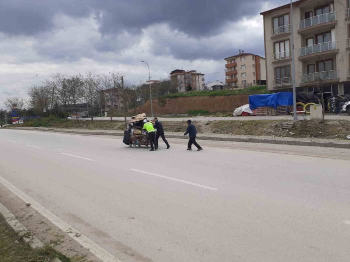 Yol Uygulaması Yapan Polis Kağıt Toplayıcısı Yaşlı Adamın Yardımına Koştu