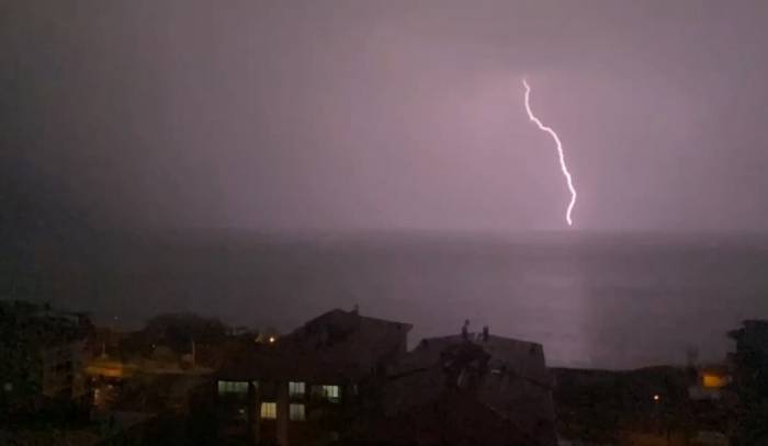 Van Gölü’ne Düşen Şimşekler Geceyi Gündüze Çevirdi