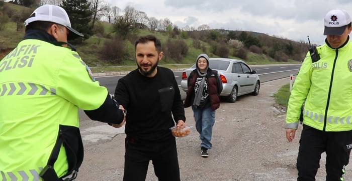 Bolu’da Bir Sürücü Kendi İçin Aldığı Tatlıyı Görev Yapan Polis Ekiplerine Vererek Bayramlaştı