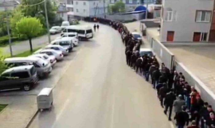Bayramlaşmada 1 Kilometrelik Kuyruk Oluştu