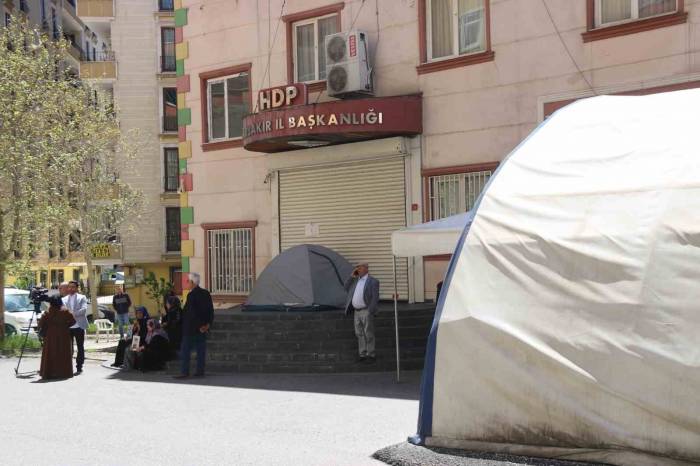 Terör Mağduru Aileler Bayramda Da Hdp Binası Önünde Evlatlarının Yolunu Gözlüyor