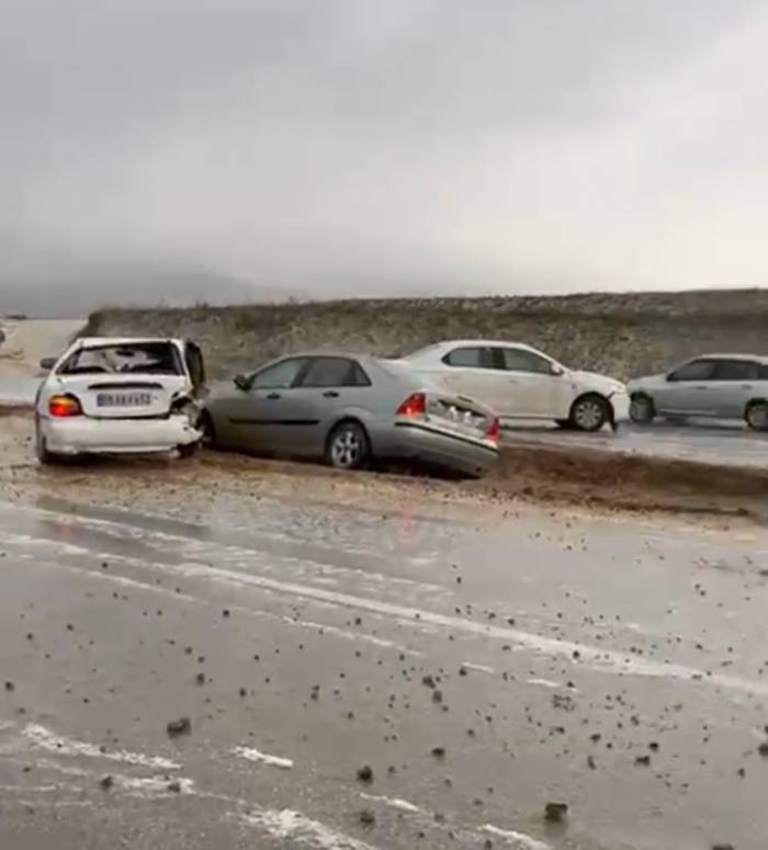 12 Kişinin Yaralandığı Zincirleme Kaza Cep Telefonu Kamerasında: 6 Araç Böyle Çarpıştı